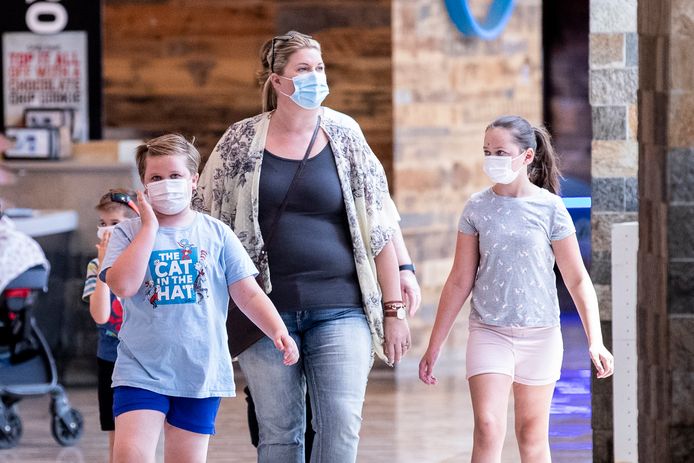 Des clients masqués font des achats dans un centre commercial alors que le variant Delta se propage aux États-Unis.