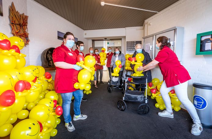 BLADEL - Ballonnenbuddy's bezorgd bij verzorgingshuis in Bladel. Edith van Veldhoven (Rechts) overhandigt ballonbuddy aan mevrouw Van der Staaij (zwarte jas) en mevrouw Jannes.