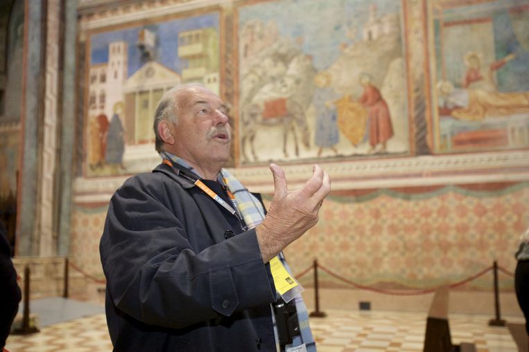 Henk van Os geeft uitleg over de fresco's in de Sint-Franciscusbasiliek in Assisi. Hier begon de moderne kunstgeschiedenis. Beeld Andrea Angelucci
