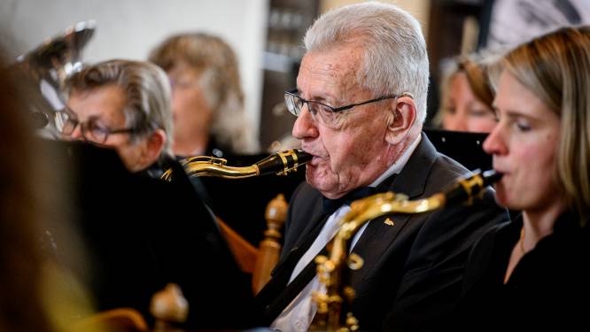 Johan Klootwijk (86) speelt 75 jaar in het 100-jarige  orkest Amicitia in Delden: ‘Zolang mijn gezondheid het toelaat ben ik erbij en ga ik door’