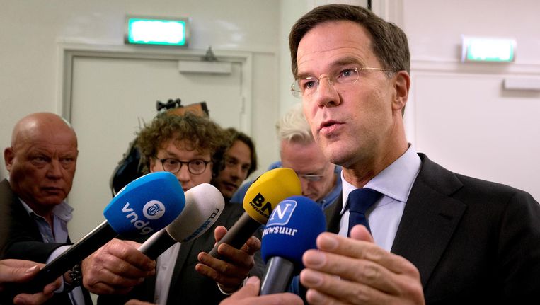 Premier Mark Rutte staat de pers te woord na afloop van een bijpraatsessie over de zaak rond partijvoorzitter Henry Keizer. Beeld anp