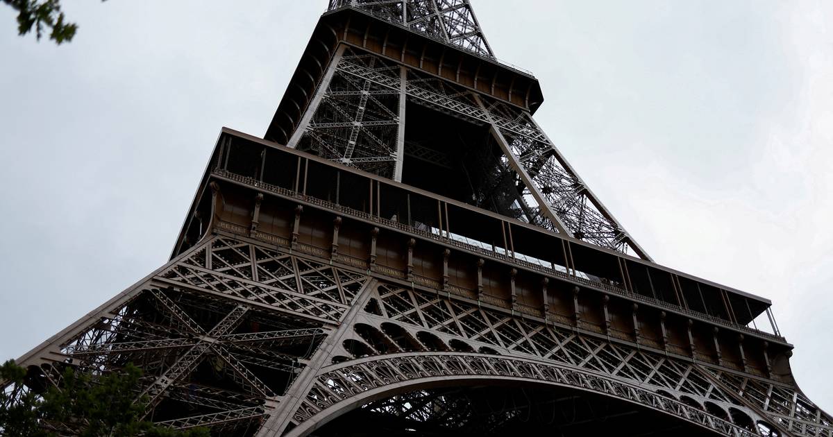 Nouvel incident à la Tour Eiffel un homme interpellé après avoir