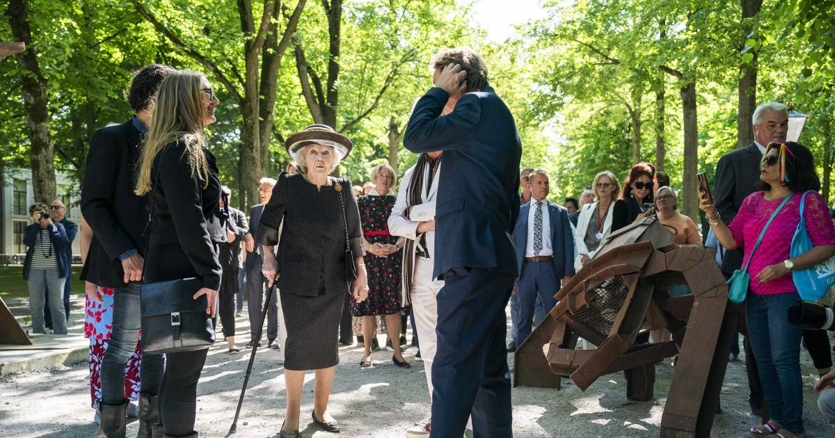 Princess Beatrix appears with a walking cane in The Hague: it looks like she got it wrong |  Displays