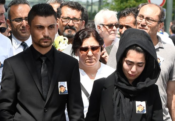 De ouders van Mawda bij de begrafenis van hun dochtertje in mei.