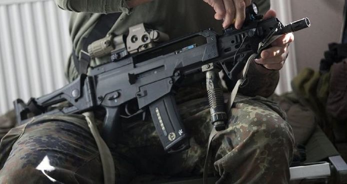 Een KSK-lid tijdens een oefening op een luchthaven in het noorden van Duitsland, eind september 2018.