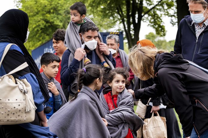 Afghaanse evacués  komen aan bij het Marine Etablissement Amsterdam. Defensie stelt een deel van het terrein beschikbaar als noodopvanglocatie voor evacués uit Afghanistan.  Het is de vijfde noodopvanglocatie in het land.