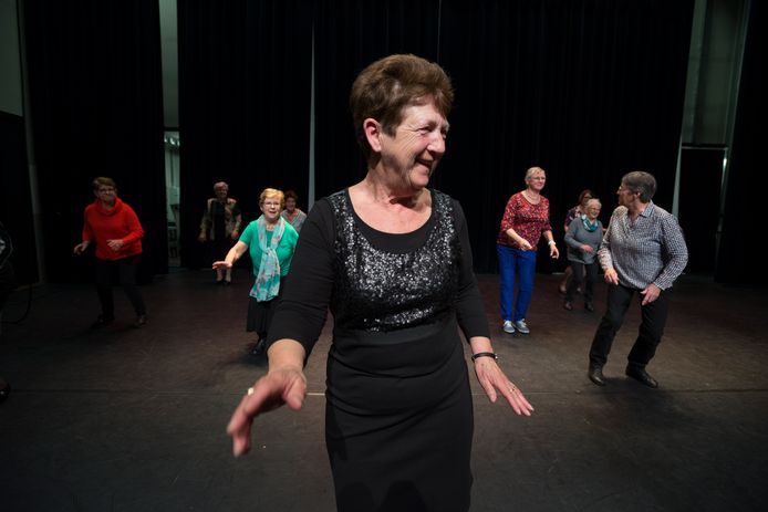 Oosterhoutse senioren vermaken zich tijdens de repetities van Gouden Dans in de Bussel.