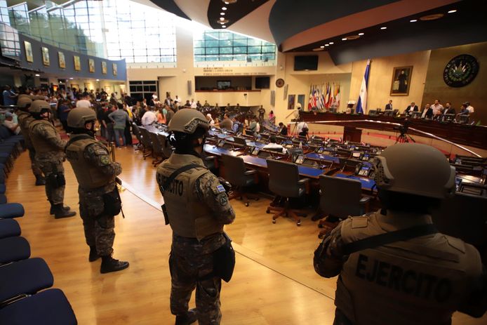 Samen met het leger heeft de president van El Salvador zondag het parlement een tijd bezet.