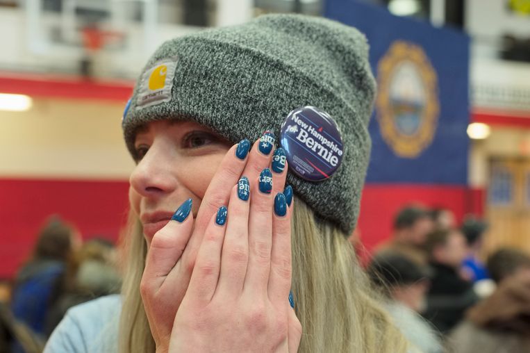 Alayna Josz, professioneel nagelverzorger, toverde tijdens een bijeenkomst op de Stevens High School in Claremont haar nagels om tot propagandamedium.  Beeld Ellen Kok
