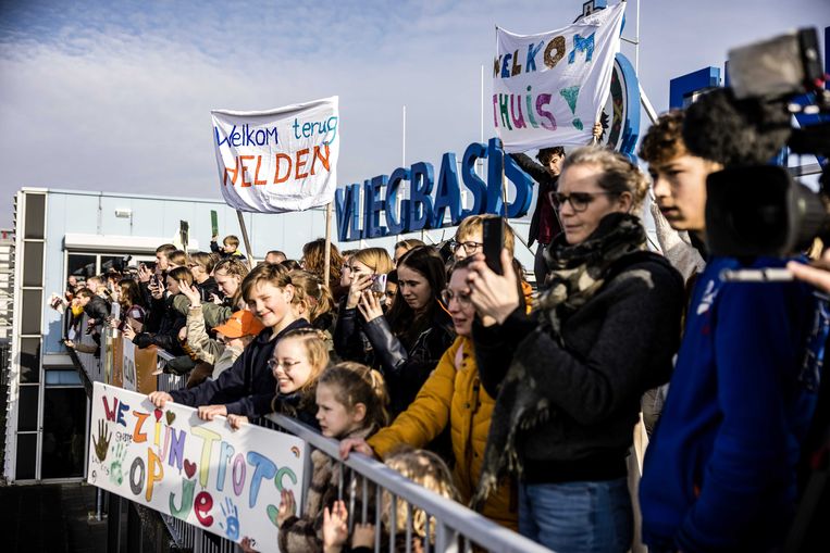 Familie van leden van het Nederlandse zoek- en reddingsteam Usar bij terugkeer in Nederland op Vliegbasis Eindhoven.  Beeld ANP