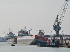 Vrachtschip in de Rotterdamse haven scheef nadat het vol water is gelopen