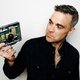 Robbie Williams ondervindt weinig hinder van corona: ‘Ik leef al geïsoleerd sinds 1993’