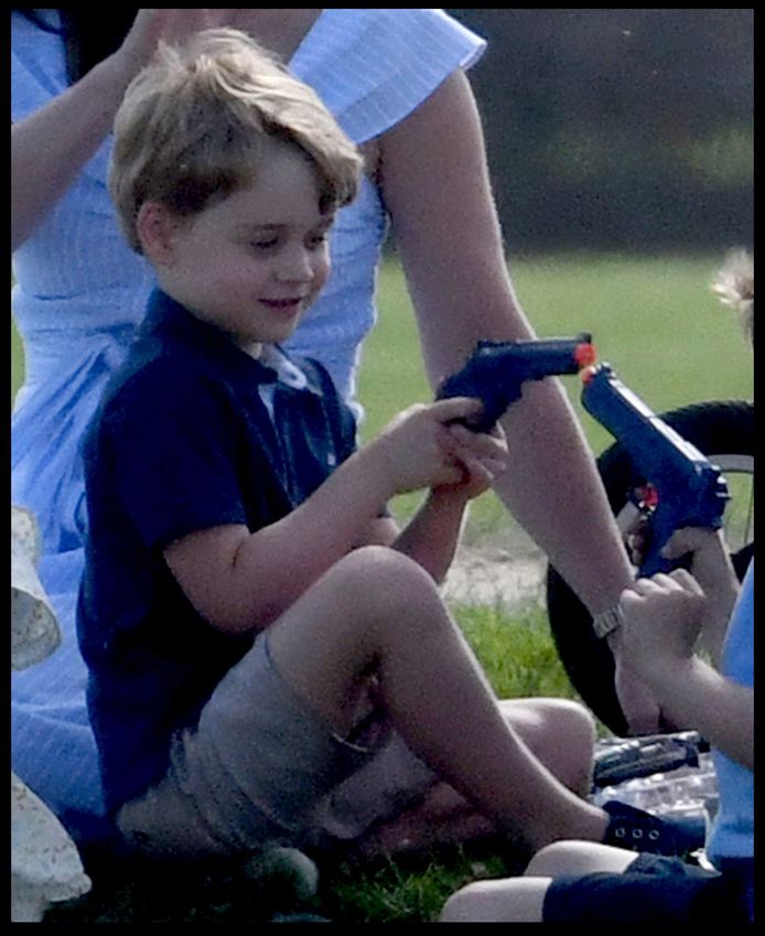 Eerder dit jaar kwam de koninklijke familie nog in opspraak omdat ze George een speelgoedgeweer gaven.