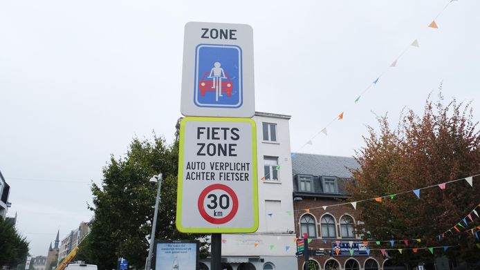 Zelfs scooters mogen geen tergend trage fietsers inhalen in fietszone ...