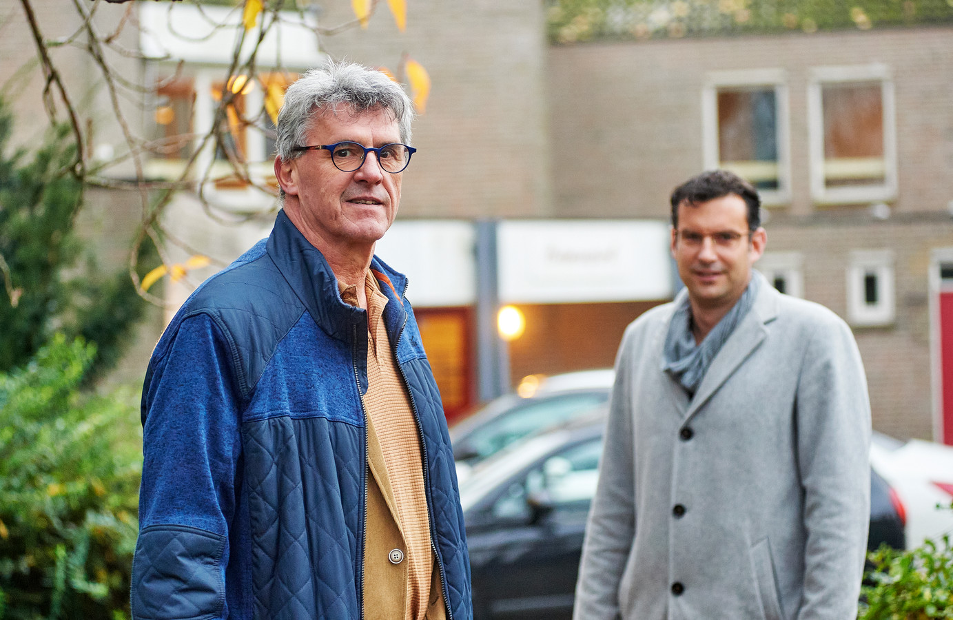Han Kremers (l) en de Osse wethouder Thijs van Kessel voor het voormalig bejaardenhuis in Lith waar de time-out-voorziening wordt geopend.