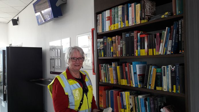 Vrijwilligster Loes Monde toont trots haar mini-bieb op station Gilze-Rijen in Rijen.