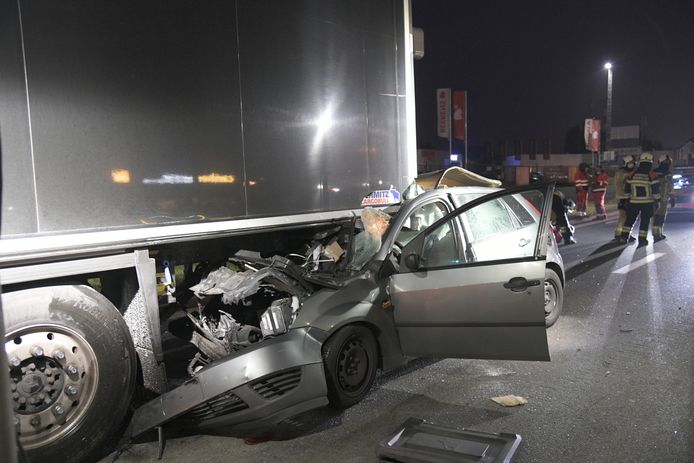 De bestuurder belandde onder de vrachtwagen aan het kruispunt ter hoogte van autodealer Beerens.