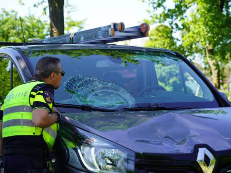 Fietser belandt op voorruit van busje in Oosterhout en raakt ernstig gewond