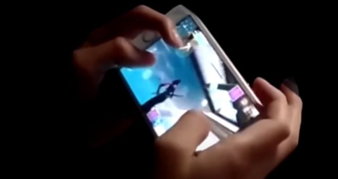 Een speler speelt het razendpopulaire schietspel Fortnite op een iPhone.