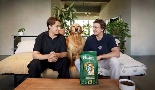 Van meelworm tot voerbak: hoe duurzaam hondenvoer ook voor katten een gamechanger kan worden