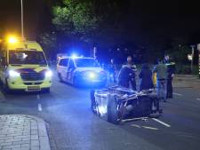 Scootmobiel op zijn kant na ongeval op Erasmusweg in Den Haag