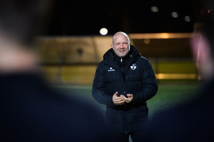Terheijden-trainer Fred Vrolijk geeft zijn selectie instructies.