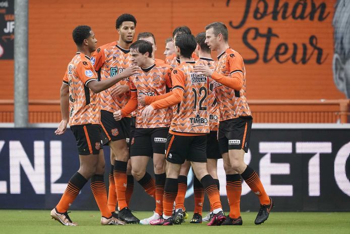 Spelers van FC Volendam juichen.