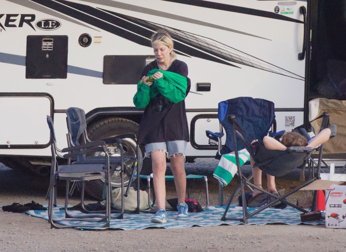 Tori en haar kinderen aan de camper in Californië.