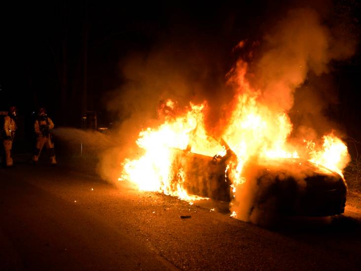 Vlammen onder motorkap tijdens het rijden veranderen razendsnel in vuurzee in Eersel