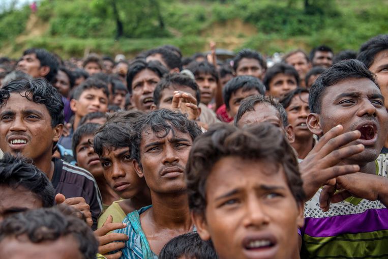 In een vluchtelingenkamp in Bangladesh wachten honderden Rohingya-moslims, die wegvluchtten uit Myanmar, op humanitaire hulp.  Beeld AP