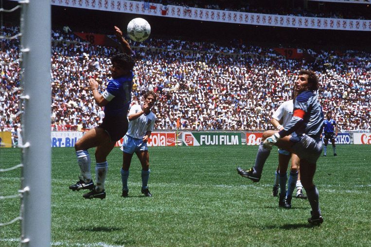 Maradona met zijn beroemde 'hand van God'-goal tegen Engeland, op het WK 1986. Beeld BELGAIMAGE