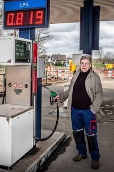 Theo is ‘doodziek’ nu geen auto meer langs zijn pomp rijdt: ‘Klanten hangen huilend aan de lijn’