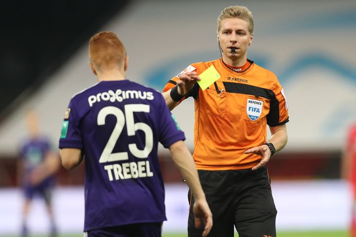 Lawrence Visser geeft Anderlecht-speler Adrien Trebel een gele kaart tijdens Standard-Anderlecht.
