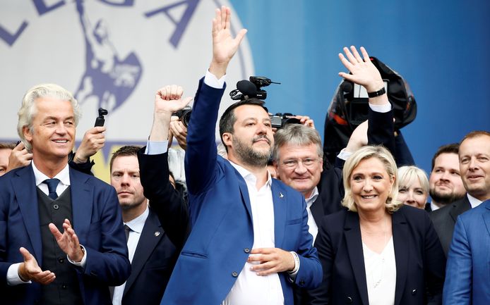 Matteo Salvini (r.), hier met onder andere Geert Wilders en Marine Le Pen, had gehoopt de extreemrechtse eurosceptische krachten in het Europees parlement rond zich te kunnen verzamelen.