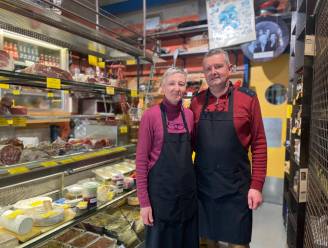 “Bijna alle klanten kennen we bij hun voornaam”: Martine (65) en Hans (63) sluiten geliefde delicatessenwinkel na bijna 40 jaar
