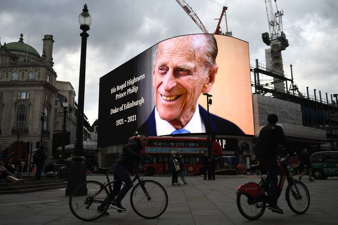 Een enorme foto van de Britse prins Philip, hertog van Edinburgh, op Piccadilly Circus na zijn overlijden op 9 april 2021.