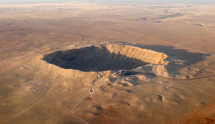 Luchtfoto van een krater in de Amerikaanse staat Arizona. Dit gat van 1 kilometer doorsnede werd veroorzaakt door een planetoïde met een doorsnede van zo'n 25 meter. De planetoïde 2019 OK, die deze week langs de aarde scheerde, is twee tot vijf keer zo groot.