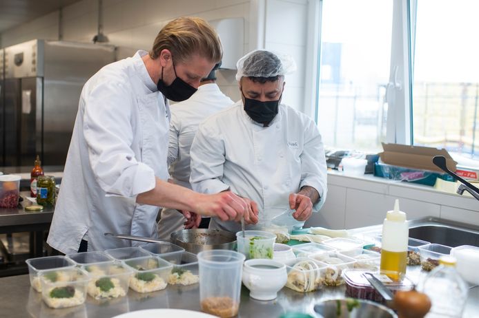 Seppe Nobels aan het werk met de nieuwkomers bij Instroom Academy.