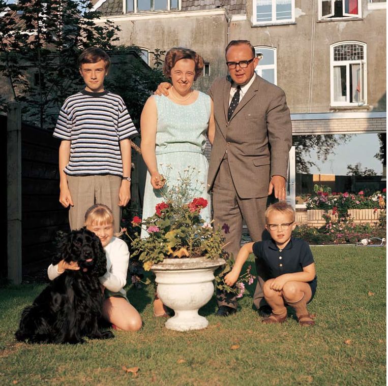Vader Bos legde met zijn Rolleiflex uit de jaren vijftig verwoed de familiegeschiedenis vast. Meer dan familieplaatjes, zijn het voor Stef Bos (op de foto's de jongste) beelden die tonen 'hoe snel de wereld is veranderd in denken en doen, ten goede en ten kwade'. Beeld RV