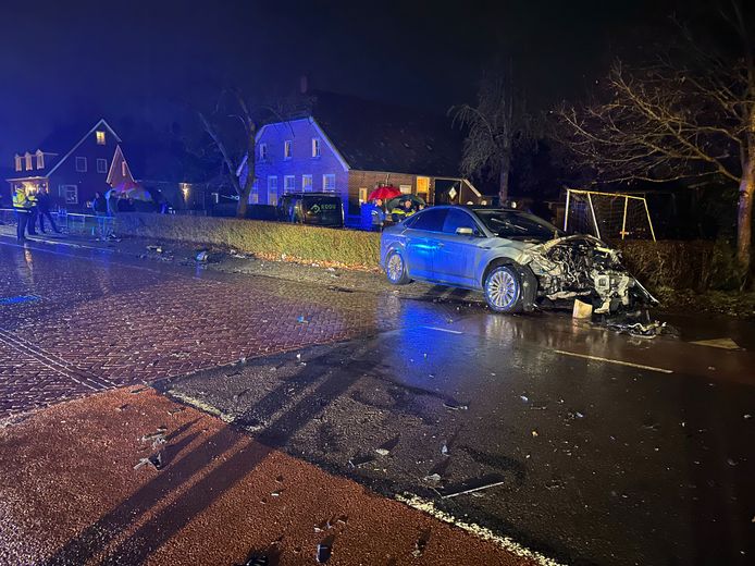 Ongeval op de Gemeenteweg in Staphorst. Een van de betrokken auto's belandt in een tuin.