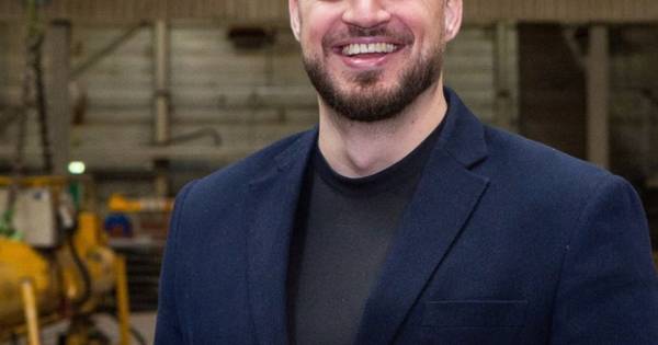 'Beer' Chris (31) overladen met liefdesbetuigingen na optillen auto en redden fietser - AD.nl