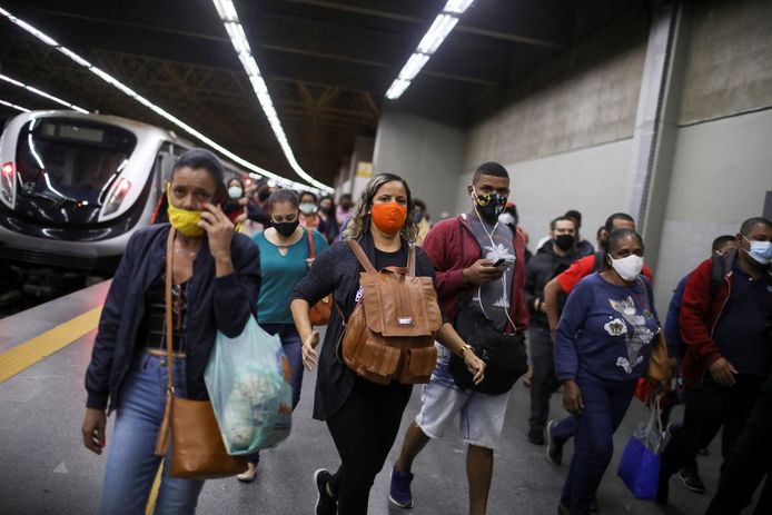 Mensen met mondkapjes in een metrostation in Rio de Janeiro.