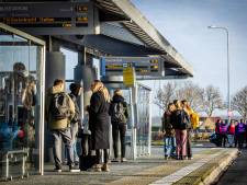 Handig voor reizigers: nieuwe digitale informatieborden op busstation Heinenoord