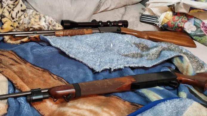 De politie vond in de Roosendaalse woning onder meer twee grote geweren.