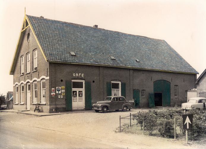 Deels ingekleurde zwart-witfoto van Café De Roode Leeuw in Valburg. Veel klanten komen er na het werk nog even borrelen.