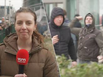 KIJK. “Je ziet er niet uit, wat is er gebeurd?” VTM NIEUWS-reporter bekogeld tijdens grimmig boerenprotest, cameraman hardhandig weggeduwd