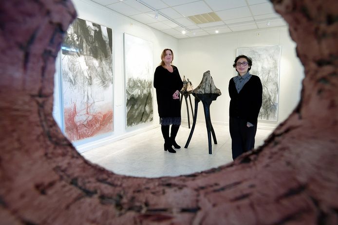 Katja Tempelaars (links) en Juni Kusumanto exposeren samen in Schijf. ,,Ons werk kent vele overeenkomsten.''