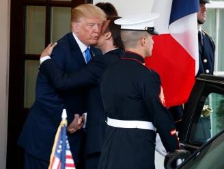 Macron overklast Trumps dominante handdruk met twee kussen