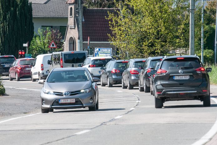 De pas geplaatste verkeerslichten veroorzaken in de Gentstraat files in beide richtingen. Worden die korter als het licht langer op groen staat?