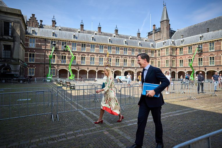 Mark Rutte en Sigrid Kaag op het Binnenhof onderweg naar een onderhoud met informateur Mariëtte Hamer. Beeld Phil Nijhuis